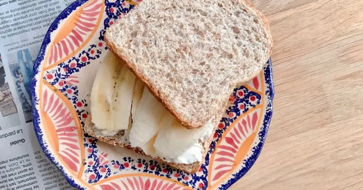 Đánh Giá Chi Tiết Bánh Mì Kẹp Phô Mai Con Bò Cười: Hương Vị Kinh Điển Có Xứng Đáng Với Mức Giá?