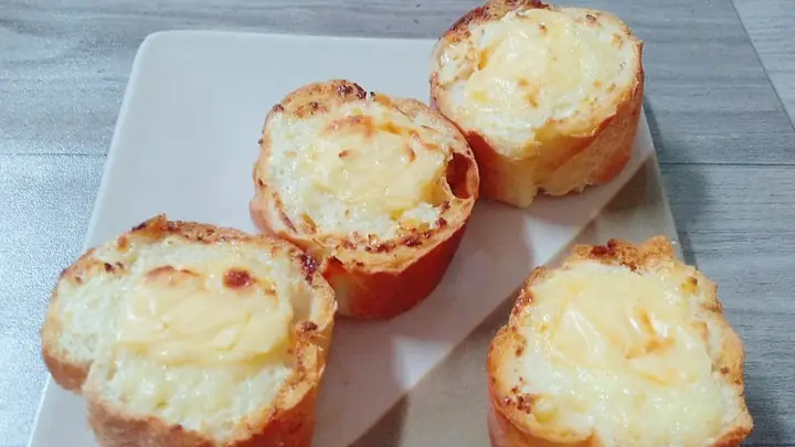 Đánh Giá Chi Tiết Bánh Mì Kẹp Phô Mai Con Bò Cười: Hương Vị Kinh Điển Có Xứng Đáng Với Mức Giá?