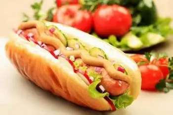 Bánh Mì Kẹp Xúc Xích Đức: Khám Phá Hương Vị Kinh Điển Từ Xứ Sở Bavaria