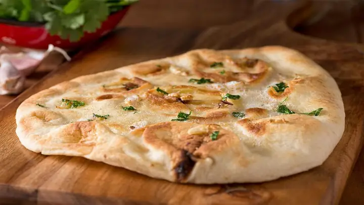 Bánh Mì Naan Là Gì? Nguồn Gốc, Đặc Điểm Và Các Biến Thể Phổ Biến