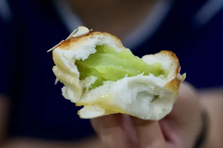 Bánh Mì Nhân Bơ Sữa: Khám Phá Vị Ngon Béo Mềm Của Bữa Sáng Hoàn Hảo