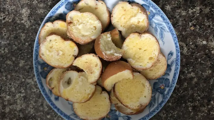 Bánh Mì Sấy Bơ Đường: Công Thức Vàng Cho Món Ăn Vặt Giòn Rụm Bánh Mì Sấy Bơ Đường: Công Thức Vàng Cho Món Ăn Vặt Giòn Rụm