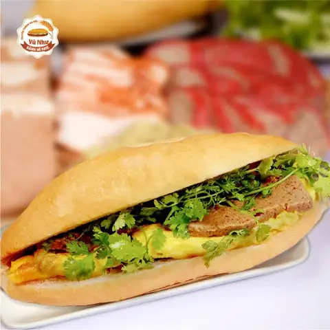 Bánh Mì Xúc Xích Pate: Hướng Dẫn Chi Tiết Từ Nguyên Liệu Đến Thành Phẩm