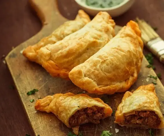 Đánh Giá Chi Tiết Bánh Quai Vặn Nhân Thịt: Nên Mua Loại Nào Ngon, Uy Tín?