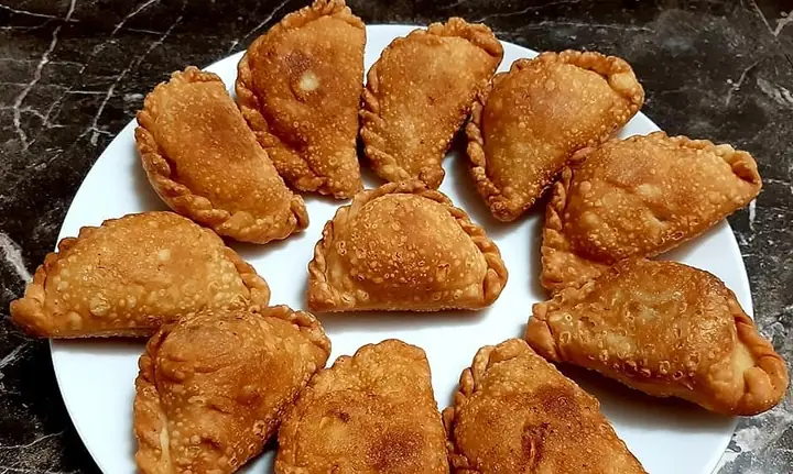 Đánh Giá Chi Tiết Bánh Quai Vặn Nhân Thịt: Nên Mua Loại Nào Ngon, Uy Tín?