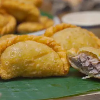 Đánh Giá Chi Tiết Bánh Quai Vặn Nhân Thịt: Nên Mua Loại Nào Ngon, Uy Tín?
