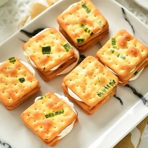 Đánh Giá Chi Tiết Bánh Quy Kẹp Phô Mai: Nên Chọn Loại Nào Cho Bữa Ăn Nhẹ Chuẩn Vị?