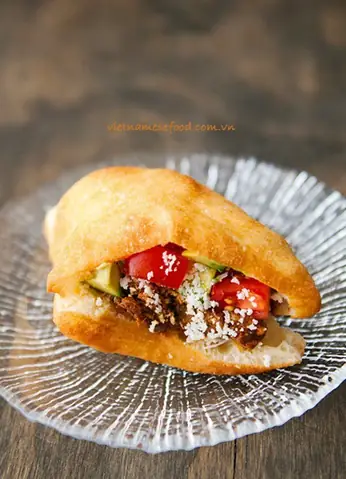 Khám Phá Bánh Tiêu Kẹp Bánh Bò: Hương Vị Gây Thương Nhớ Của Ẩm Thực Đường Phố