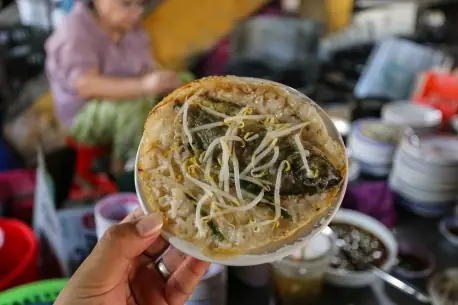 Khám Phá Ẩm Thực Huế: Bánh Xèo Cá Kình Huế Có Gì Đặc Biệt?
