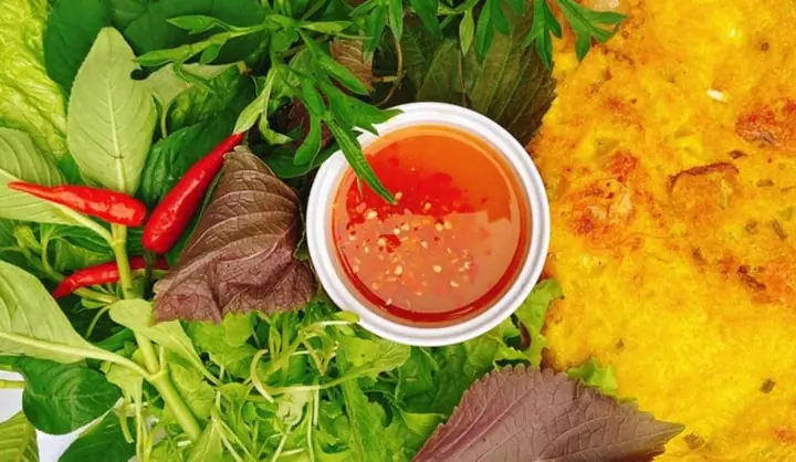 Khám Phá Hương Vị Đặc Trưng Của Bánh Xèo Miền Tây Với Rau Rừng