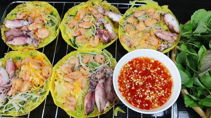 Khám Phá Đặc Sản Bánh Xèo Mực Nha Trang: Vị Giòn Tan, Cay Nồng Miền Biển