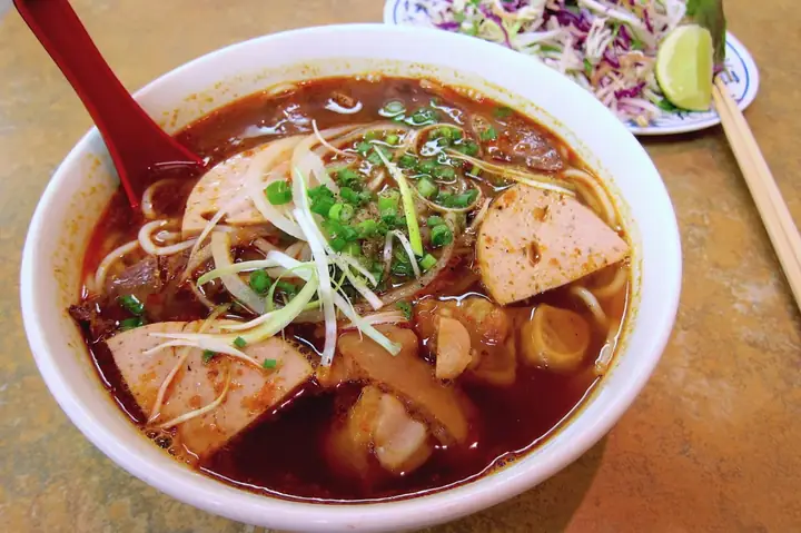 Bún Bò Huế Giò Heo: Khám Phá Hương Vị Đặc Trưng Của Ẩm Thực Cố Đô