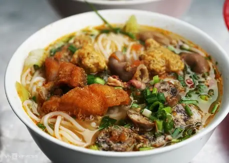 Khám Phá Bún Cá Cay Hà Nội: Vị Cay Nồng Nàn, Ngọt Thanh Từ Nước Dùng
