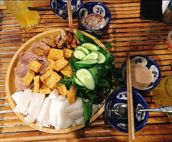 Đánh Giá Chi Tiết Bún Đậu Mắm Tôm Bà Ròm: Hương Vị Chuẩn Vị Hà Nội Có Xứng Với Danh Tiếng?