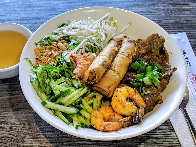 Bún Tôm Thịt Nướng Chả Giò: Khám Phá Tinh Hoa Ẩm Thực Đường Phố Trong Một Tô
