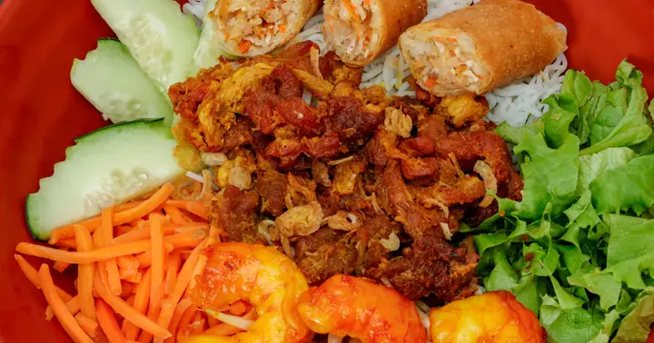 Bún Tôm Thịt Nướng Chả Giò: Khám Phá Tinh Hoa Ẩm Thực Đường Phố Trong Một Tô