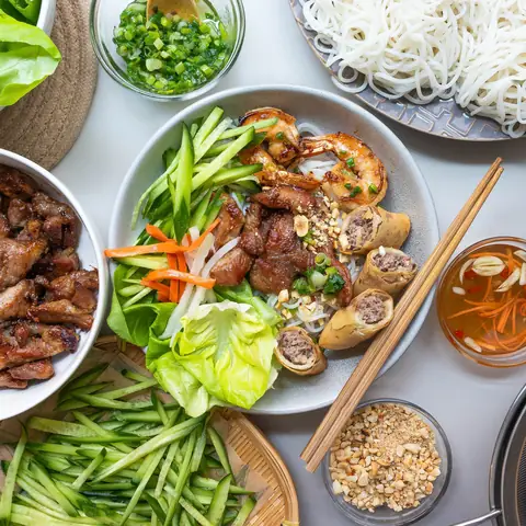 Bún Tôm Thịt Nướng Chả Giò: Khám Phá Tinh Hoa Ẩm Thực Đường Phố Trong Một Tô