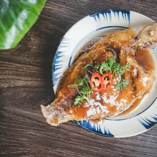 Đánh Giá Chi Tiết Cá Diêu Hồng Chiên Xù Sốt Me: Nên Chọn Nguyên Liệu Tươi Hay Đông Lạnh?