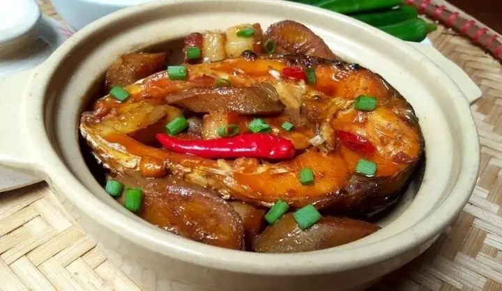 Cá Rô Phi Kho Chuối Xanh: Công Thức Nấu Món Ngon Đậm Đà Hương Vị Quê Hương