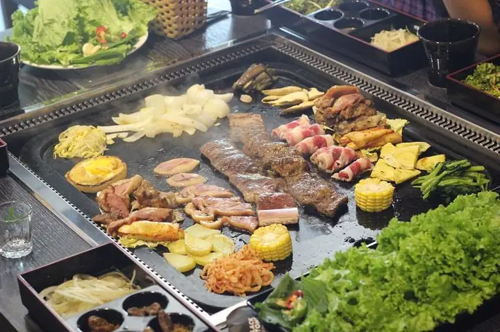 Khám Phá Thế Giới Ẩm Thực: Các Món Hải Sản Nướng Than Hoa Thơm Ngon Khó Cưỡng