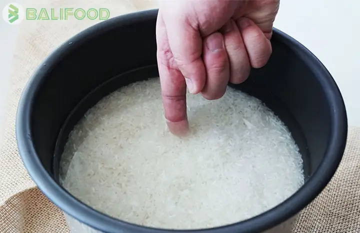 Cách Đo Nước Nấu Cơm Bằng Lóng Tay: Bí Quyết Nấu Cơm Ngon Chuẩn Vị