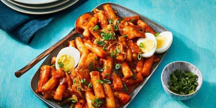 Cách Làm Bánh Gạo Cay Tokbokki Chuẩn Vị Hàn Quốc Ngay Tại Nhà