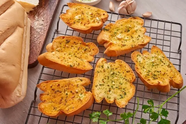 Cách Làm Bánh Mì Bơ Tỏi Không Cần Lò Nướng Thơm Ngon Chuẩn Vị Như Tiệm