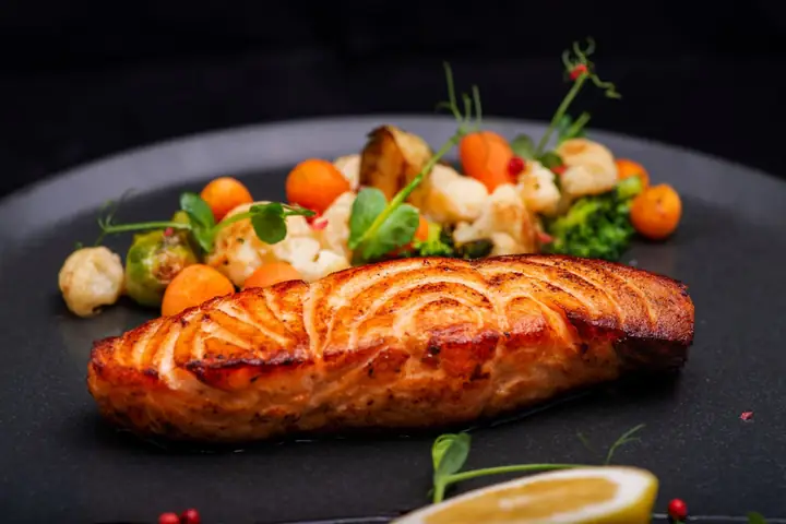 Cách Làm Cá Hồi Áp Chảo Chuẩn Nhà Hàng Với Sốt Cam Béo Ngậy Cách Làm Cá Hồi Áp Chảo Chuẩn Nhà Hàng Với Sốt Cam Béo Ngậy