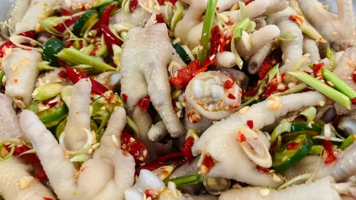 Cách Làm Chân Gà Ngâm Sả Tắc Kiểu Thái