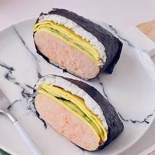 Cách Làm Cơm Nắm Xúc Xích: Hướng Dẫn Chi Tiết Từ A Đến Z Cho Bữa Sáng Dinh Dưỡng
