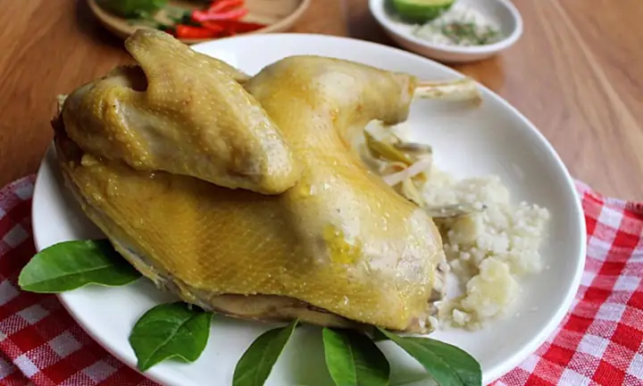 Cách Làm Gà Hấp Muối Lá Chanh: Bí Quyết Giữ Trọn Vị Ngọt Tự Nhiên