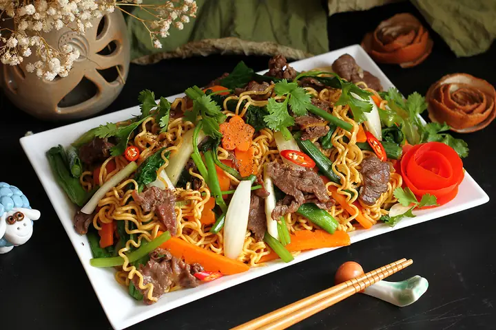 Cách Làm Mì Xào Bò Ngon Như Ngoài Hàng