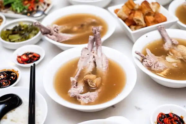 Cách Nấu Bak Kut Teh Chuẩn Vị Malaysia: Bí Quyết Từ Hầm Xương Đến Gia Vị