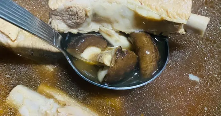 Cách Nấu Bak Kut Teh Chuẩn Vị Malaysia: Bí Quyết Từ Hầm Xương Đến Gia Vị