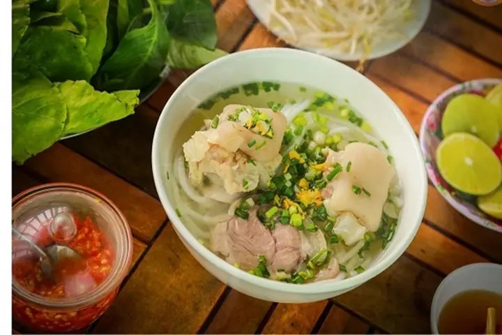 Cách Nấu Bánh Canh Bột Lọc Xương Heo Thơm Ngon Chuẩn Vị Miền Trung