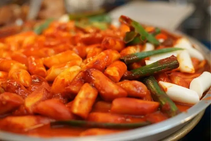 Cách Nấu Bánh Gạo Tokbokki Chuẩn Vị Hàn Quốc Tại Nhà