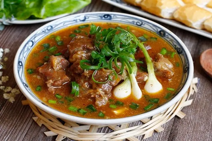 Cách Nấu Bò Sốt Vang Truyền Thống Chuẩn Vị Nhà Hàng