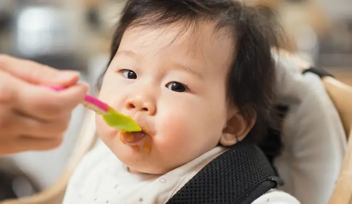 Cách Nấu Bữa Ăn Dặm Đầu Tiên Cho Bé