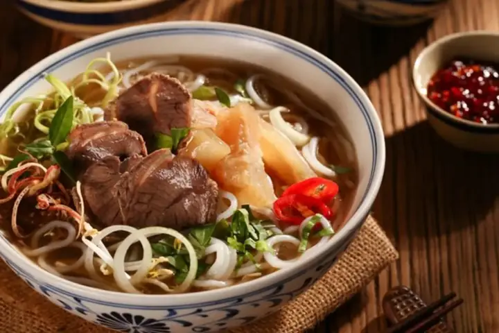 Cách Nấu Bún Bò Hầm Thơm Ngon Chuẩn Vị Ngay Tại Bếp Nhà