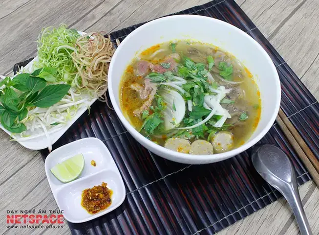Cách Nấu Bún Bò Huế Xuân Hồng: Công Thức Chuẩn Vị Đặc Sản Cố Đô