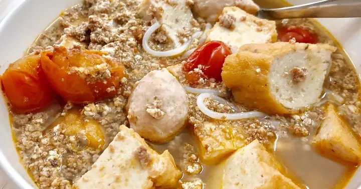 Cách Nấu Bún Riêu Chả Cá Chuẩn Vị Miền Trung Tại Nhà