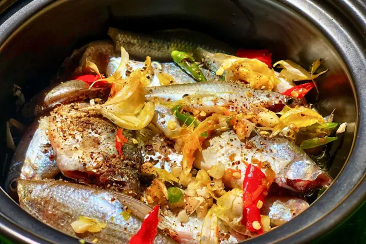 Cách Nấu Cá Lóc Kho Lá Nghệ Thơm Ngon Đậm Đà Chuẩn Vị Quê