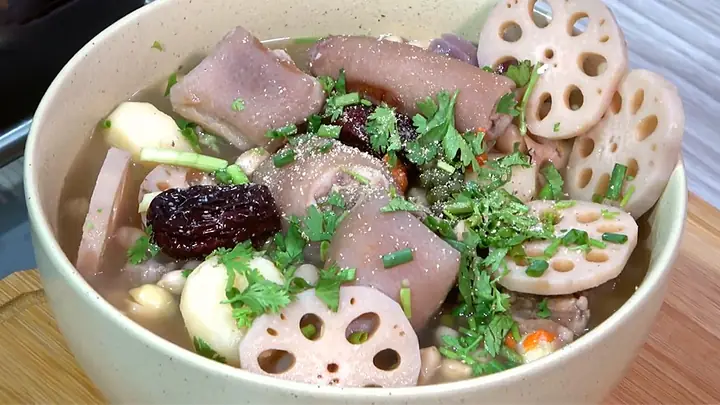 Cách Nấu Canh Củ Sen Giò Heo Ngon Ngọt, Bổ Dưỡng Cho Bữa Cơm Gia Đình
