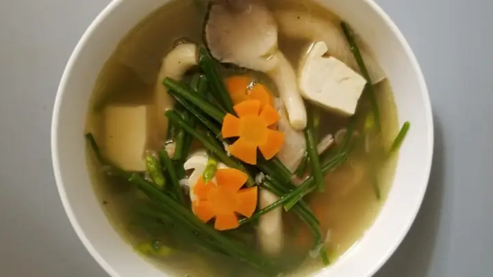 Cách Nấu Canh Hẹ Đậu Hũ Nấm Rơm: Bí Quyết Giữ Nguyên Vị Thanh Ngọt Và Dưỡng Chất