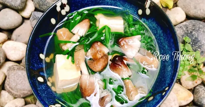 Cách Nấu Canh Hẹ Đậu Hũ Nấm Rơm: Bí Quyết Giữ Nguyên Vị Thanh Ngọt Và Dưỡng Chất