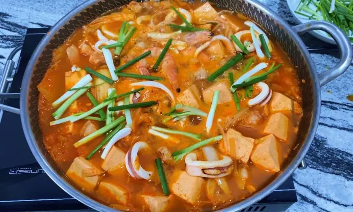 Cách Nấu Canh Kim Chi Hải Sản: Hướng Dẫn Chi Tiết Từ A-z Cho Người Mới Bắt Đầu