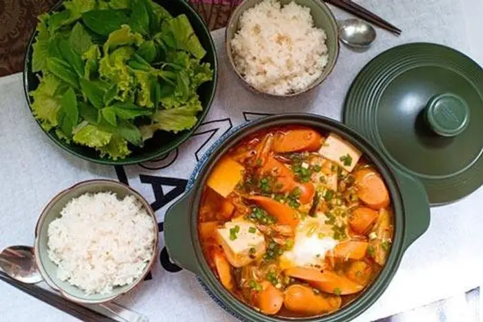 Cách Nấu Canh Kim Chi Xúc Xích Thơm Ngon Chuẩn Vị Hàn Tại Nhà