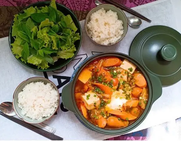 Cách Nấu Canh Kim Chi Xúc Xích Thơm Ngon Chuẩn Vị Hàn Tại Nhà