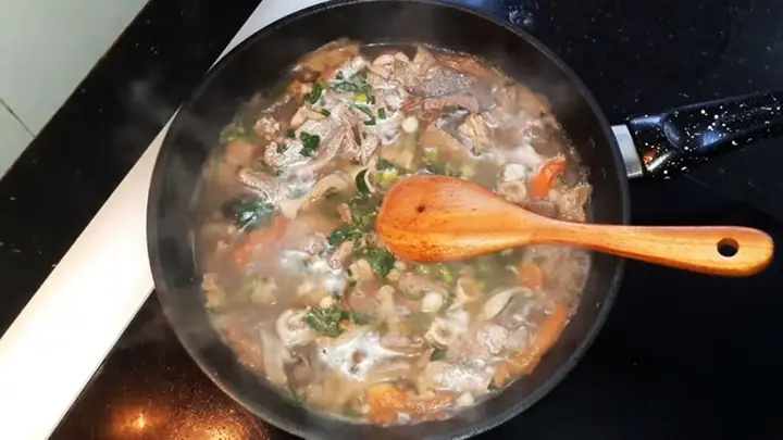 Cách Nấu Canh Lòng Lợn Chua Thanh Mát Cho Bữa Cơm Gia Đình Cách Nấu Canh Lòng Lợn Chua Thanh Mát Cho Bữa Cơm Gia Đình