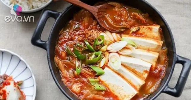 Cách Nấu Canh Rong Biển Kim Chi Thịt Bò Chuẩn Vị Hàn Quốc